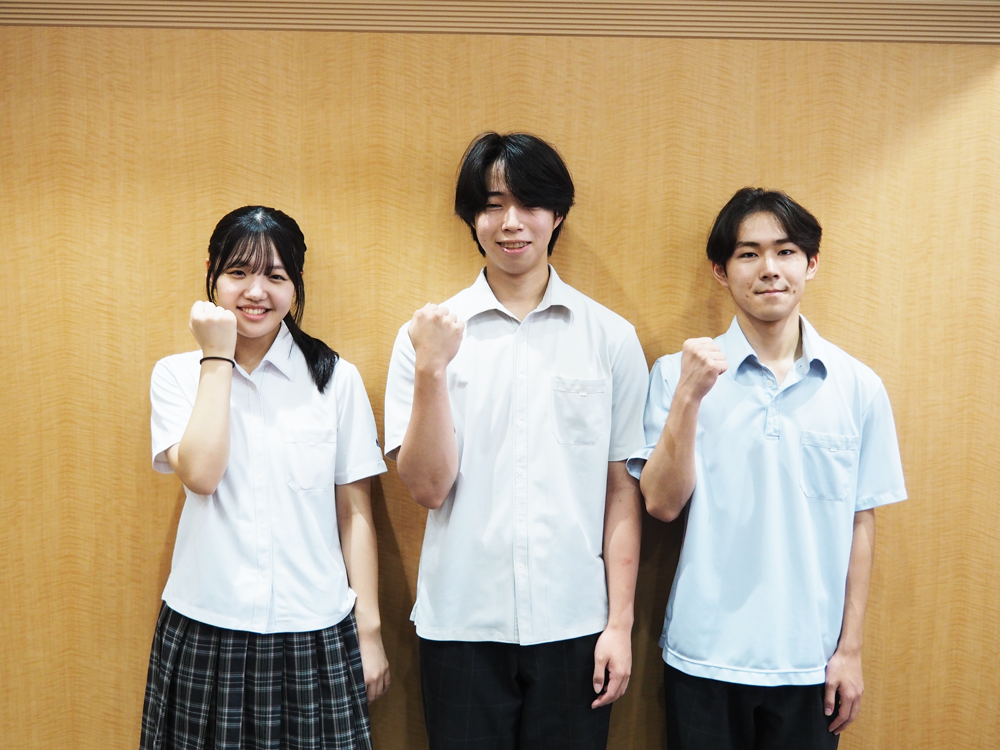全経簿記上級合格者3名（左から齊藤さん、宮脇君、米倉君）