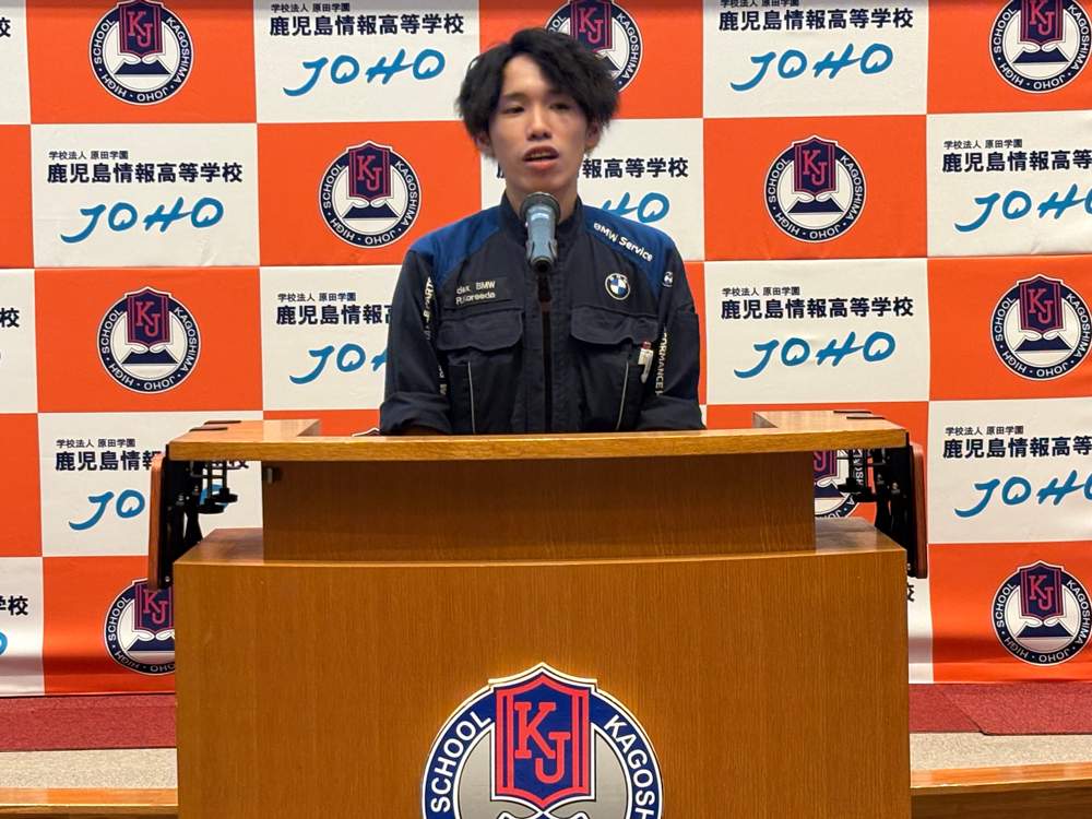 講壇で後輩に向けて講話を行う是枝莉輝斗さん