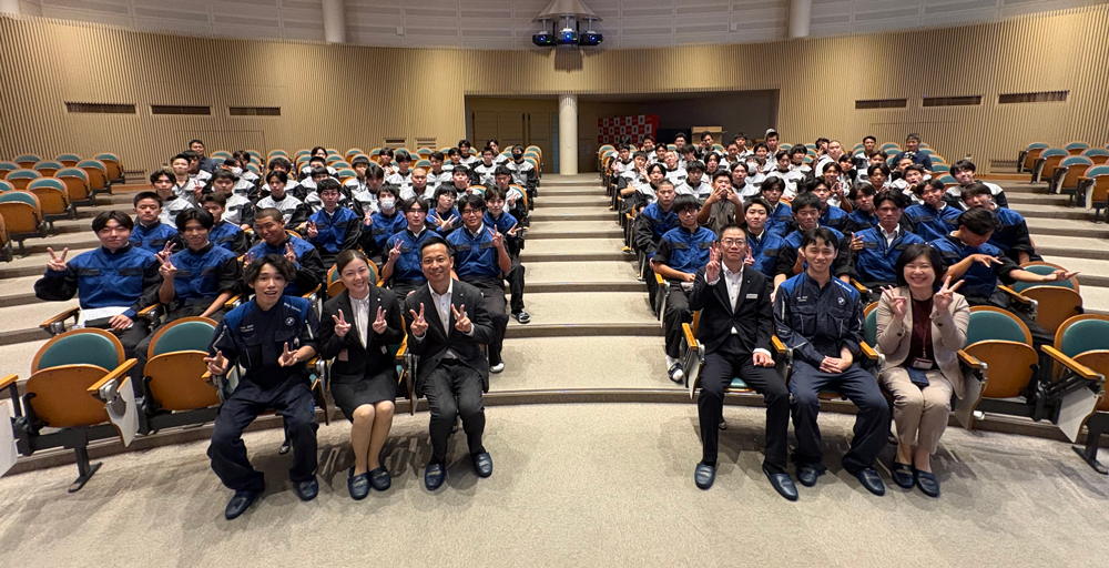 BMW出前授業 自動車工学科 参加生徒・講師陣全体集合写真