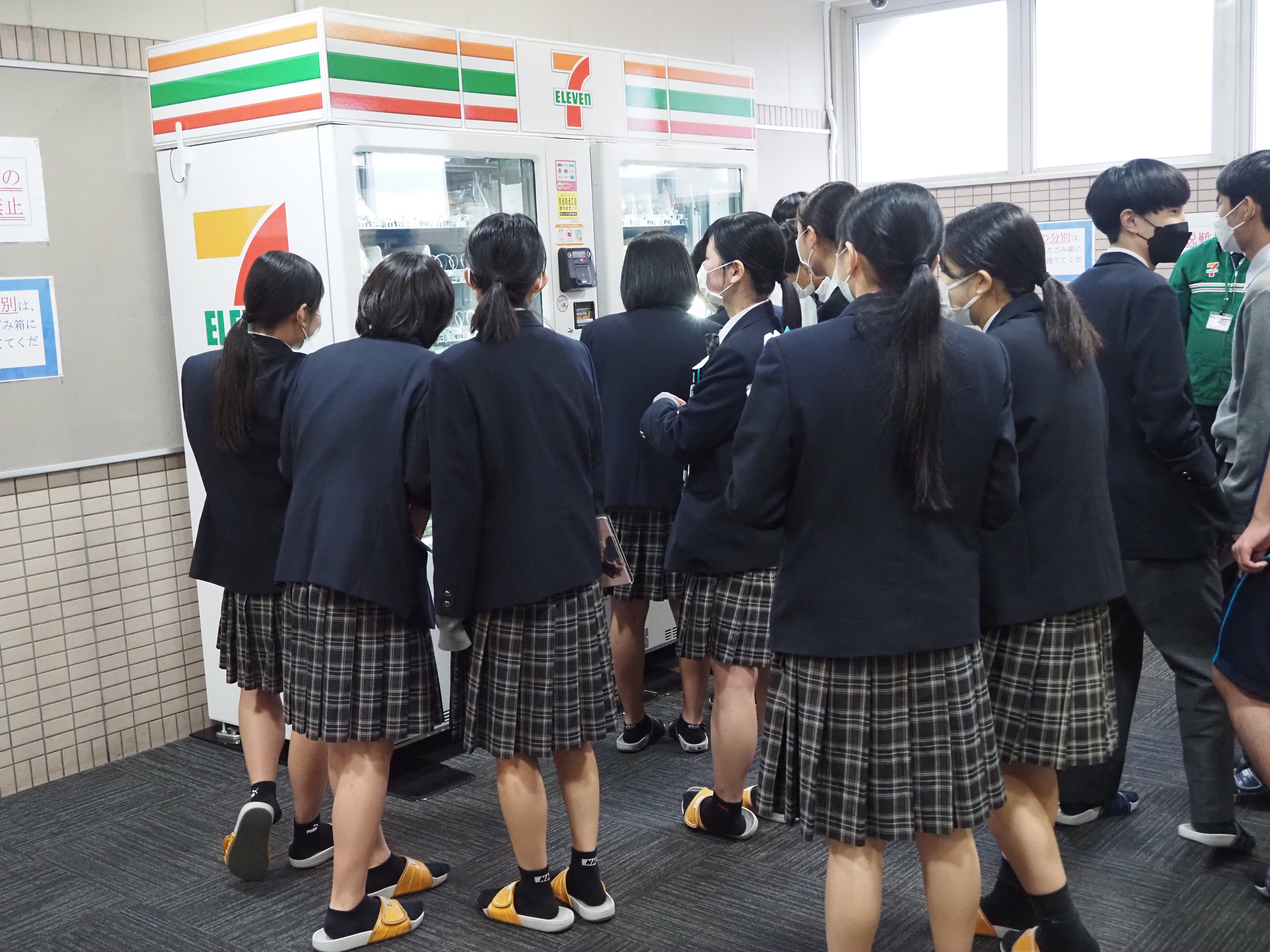 セブンイレブンの自動販売機設置！ ｜ 鹿児島情報高等学校